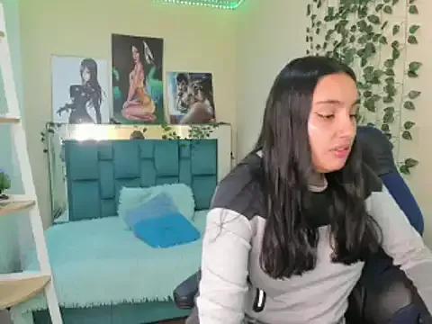 Discover our girls online shows and discover the company of countless livestreamers, with stunning shapes, sex toys and more.