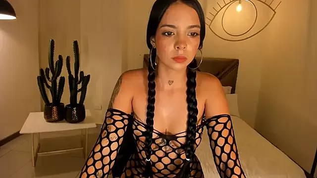 Discover our girls online shows and discover the company of countless livestreamers, with stunning shapes, sex toys and more.