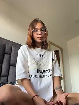 Discover our girls online shows and discover the company of countless livestreamers, with stunning shapes, sex toys and more.