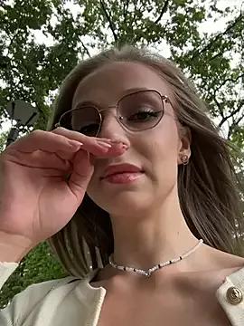 Discover our girls online shows and discover the company of countless livestreamers, with stunning shapes, sex toys and more.