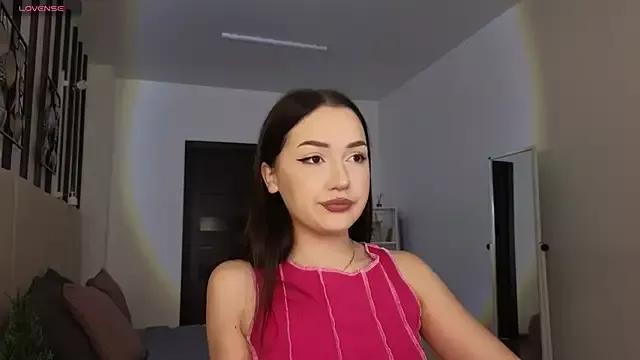 Discover our girls online shows and discover the company of countless livestreamers, with stunning shapes, sex toys and more.