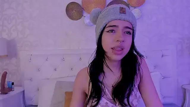 Discover our girls online shows and discover the company of countless livestreamers, with stunning shapes, sex toys and more.