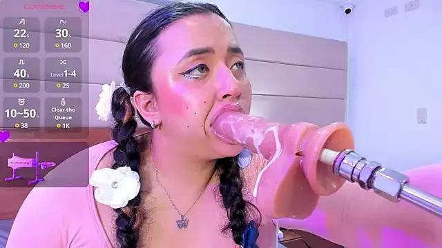 Discover our girls online shows and discover the company of countless livestreamers, with stunning shapes, sex toys and more.
