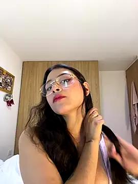 Discover our girls online shows and discover the company of countless livestreamers, with stunning shapes, sex toys and more.