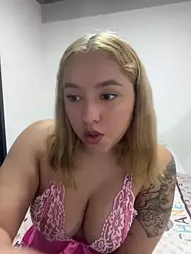 Discover our girls online shows and discover the company of countless livestreamers, with stunning shapes, sex toys and more.