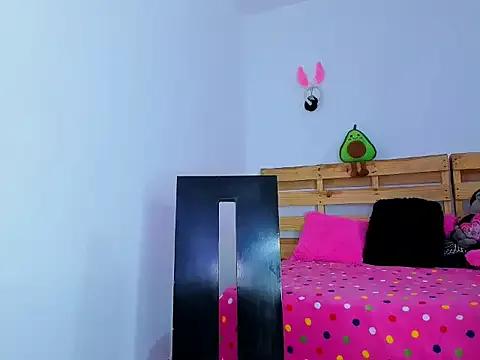 Discover our girls online shows and discover the company of countless livestreamers, with stunning shapes, sex toys and more.