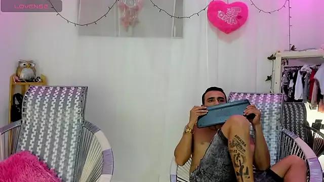 Discover our girls online shows and discover the company of countless livestreamers, with stunning shapes, sex toys and more.