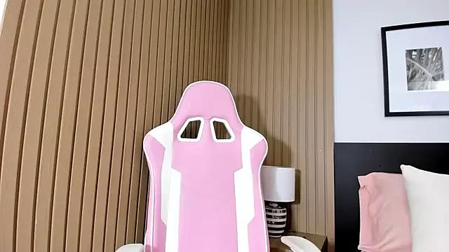 Discover our girls online shows and discover the company of countless livestreamers, with stunning shapes, sex toys and more.