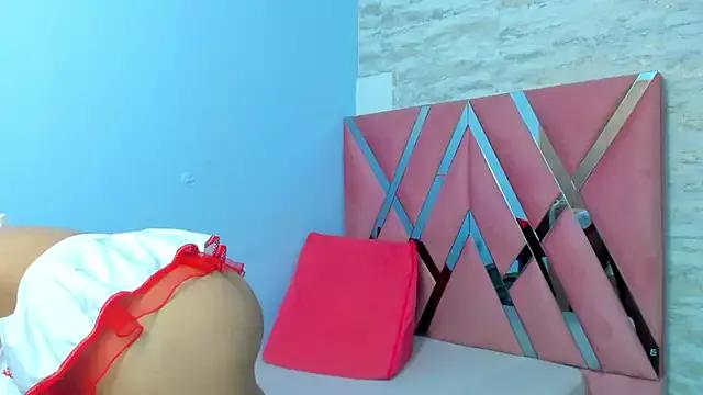 Discover our girls online shows and discover the company of countless livestreamers, with stunning shapes, sex toys and more.