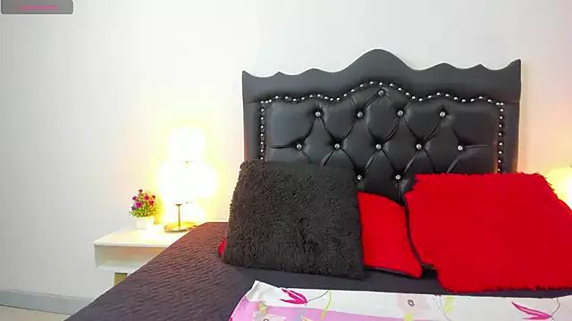 Discover our girls online shows and discover the company of countless livestreamers, with stunning shapes, sex toys and more.