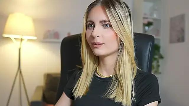 Discover our girls online shows and discover the company of countless livestreamers, with stunning shapes, sex toys and more.