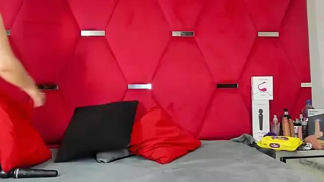 Discover our girls online shows and discover the company of countless livestreamers, with stunning shapes, sex toys and more.