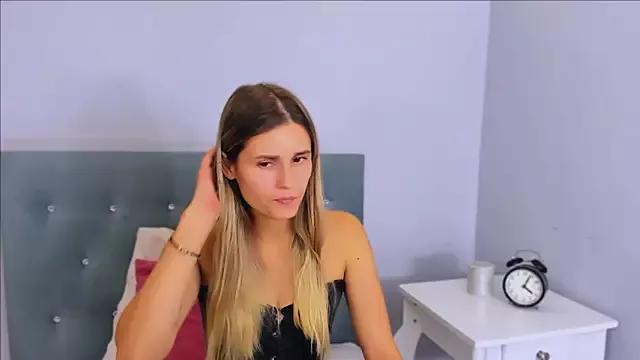 Discover our girls online shows and discover the company of countless livestreamers, with stunning shapes, sex toys and more.