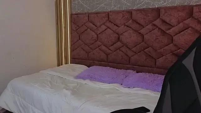 Discover our girls online shows and discover the company of countless livestreamers, with stunning shapes, sex toys and more.
