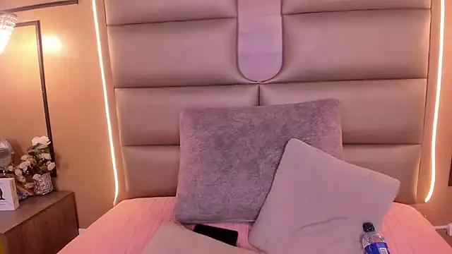 Discover our girls online shows and discover the company of countless livestreamers, with stunning shapes, sex toys and more.