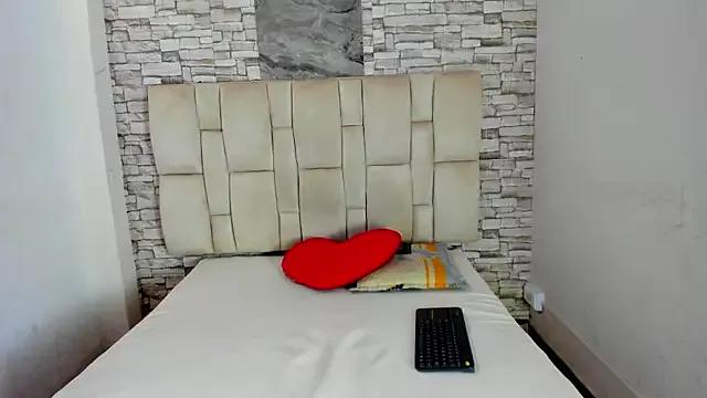 Discover our girls online shows and discover the company of countless livestreamers, with stunning shapes, sex toys and more.