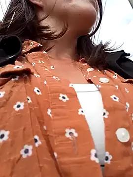 Discover our girls online shows and discover the company of countless livestreamers, with stunning shapes, sex toys and more.