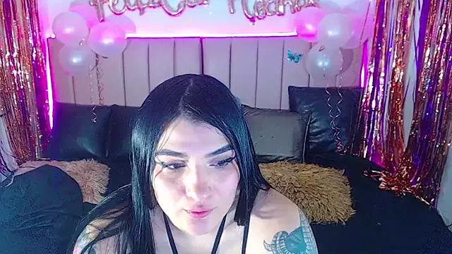 Discover our girls online shows and discover the company of countless livestreamers, with stunning shapes, sex toys and more.