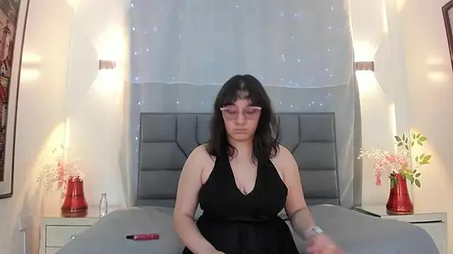 Discover our girls online shows and discover the company of countless livestreamers, with stunning shapes, sex toys and more.