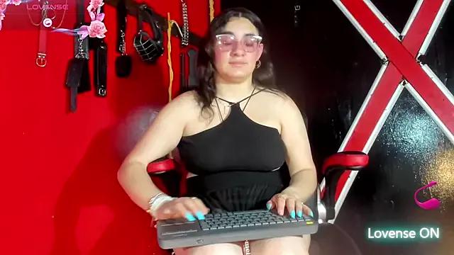 Discover our girls online shows and discover the company of countless livestreamers, with stunning shapes, sex toys and more.