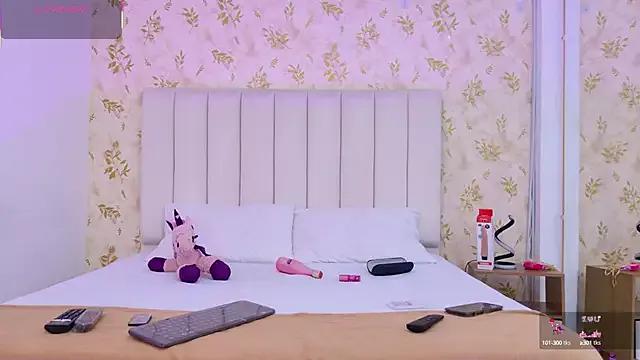 Discover our girls online shows and discover the company of countless livestreamers, with stunning shapes, sex toys and more.