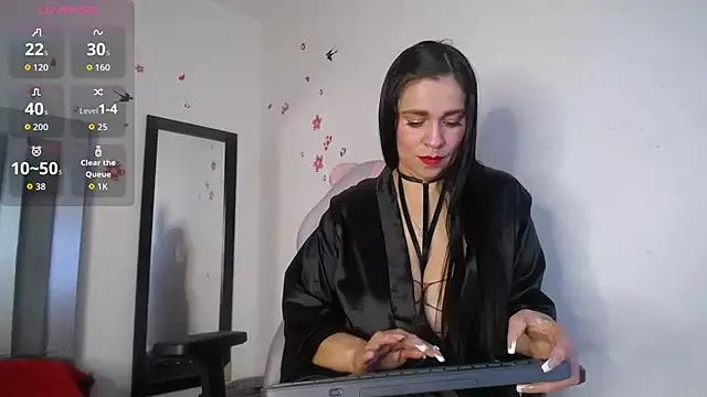 Discover our girls online shows and discover the company of countless livestreamers, with stunning shapes, sex toys and more.