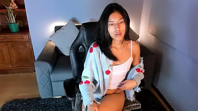 Discover our girls online shows and discover the company of countless livestreamers, with stunning shapes, sex toys and more.