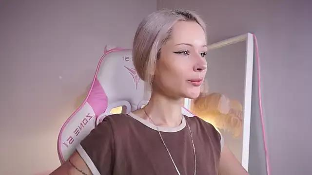 Discover our girls online shows and discover the company of countless livestreamers, with stunning shapes, sex toys and more.