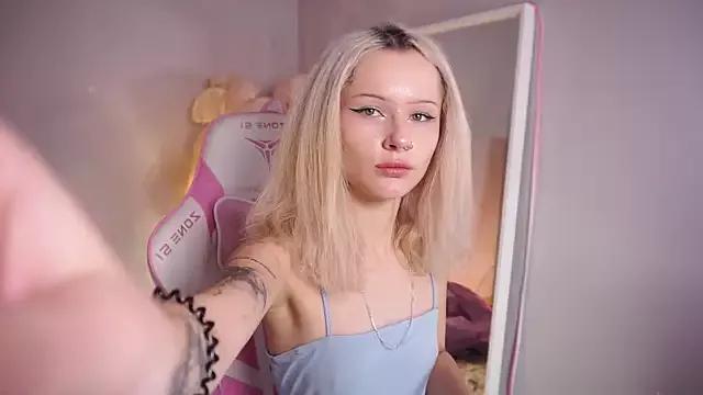 Discover our girls online shows and discover the company of countless livestreamers, with stunning shapes, sex toys and more.