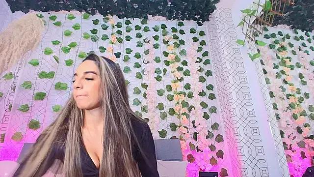 Discover our girls online shows and discover the company of countless livestreamers, with stunning shapes, sex toys and more.