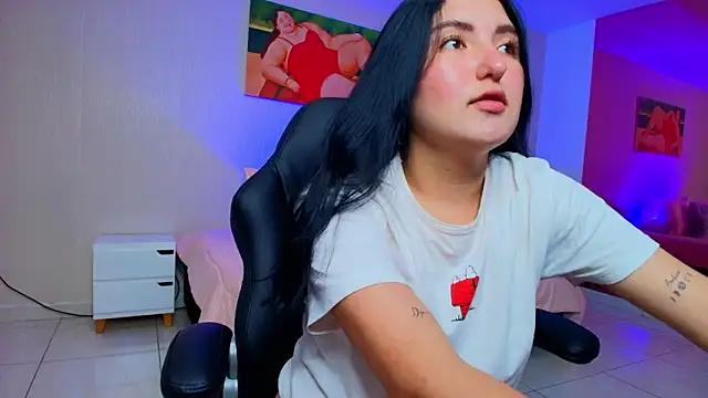Discover our girls online shows and discover the company of countless livestreamers, with stunning shapes, sex toys and more.