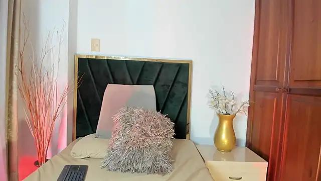 Discover our girls online shows and discover the company of countless livestreamers, with stunning shapes, sex toys and more.
