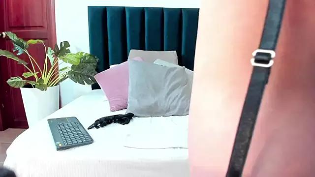 Discover our girls online shows and discover the company of countless livestreamers, with stunning shapes, sex toys and more.