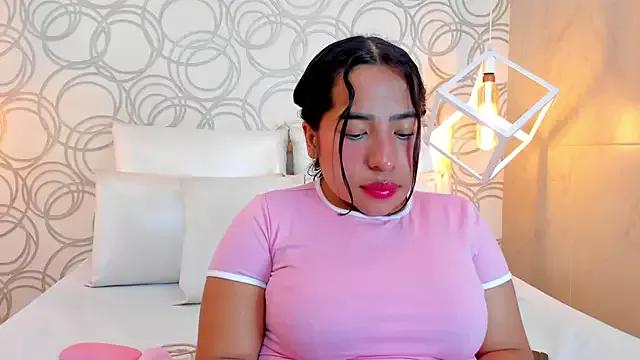 Discover our girls online shows and discover the company of countless livestreamers, with stunning shapes, sex toys and more.