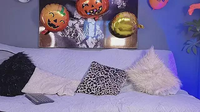 Discover our girls online shows and discover the company of countless livestreamers, with stunning shapes, sex toys and more.