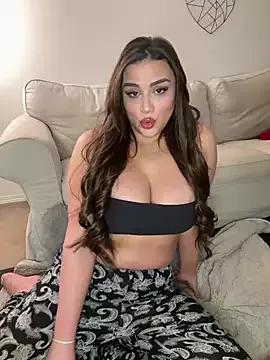 Discover our girls online shows and discover the company of countless livestreamers, with stunning shapes, sex toys and more.