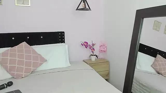 Discover our girls online shows and discover the company of countless livestreamers, with stunning shapes, sex toys and more.