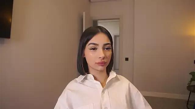 Discover our girls online shows and discover the company of countless livestreamers, with stunning shapes, sex toys and more.