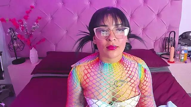 Discover our girls online shows and discover the company of countless livestreamers, with stunning shapes, sex toys and more.
