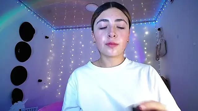 Discover our girls online shows and discover the company of countless livestreamers, with stunning shapes, sex toys and more.