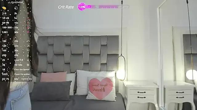 Discover our girls online shows and discover the company of countless livestreamers, with stunning shapes, sex toys and more.