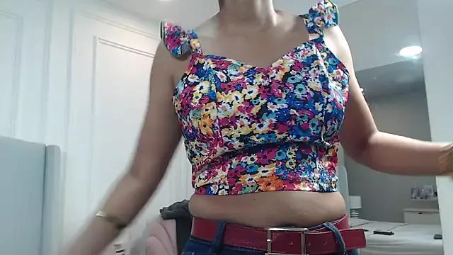 Discover our girls online shows and discover the company of countless livestreamers, with stunning shapes, sex toys and more.