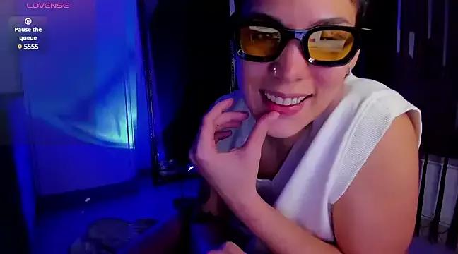 Discover our girls online shows and discover the company of countless livestreamers, with stunning shapes, sex toys and more.