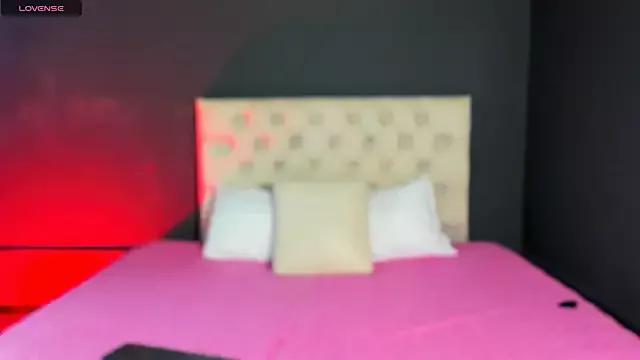 Discover our girls online shows and discover the company of countless livestreamers, with stunning shapes, sex toys and more.