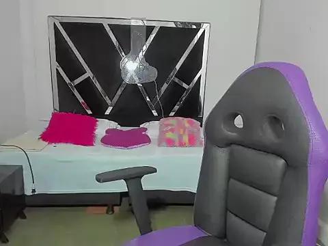 Discover our girls online shows and discover the company of countless livestreamers, with stunning shapes, sex toys and more.