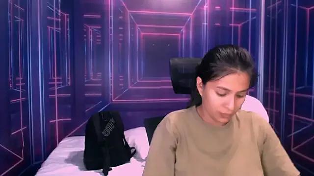 Discover our girls online shows and discover the company of countless livestreamers, with stunning shapes, sex toys and more.