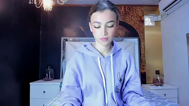 Discover our girls online shows and discover the company of countless livestreamers, with stunning shapes, sex toys and more.