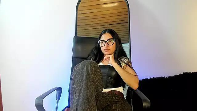 Discover our girls online shows and discover the company of countless livestreamers, with stunning shapes, sex toys and more.