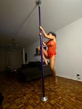 Discover our girls online shows and discover the company of countless livestreamers, with stunning shapes, sex toys and more.