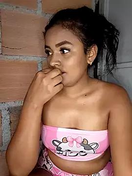 Discover our girls online shows and discover the company of countless livestreamers, with stunning shapes, sex toys and more.